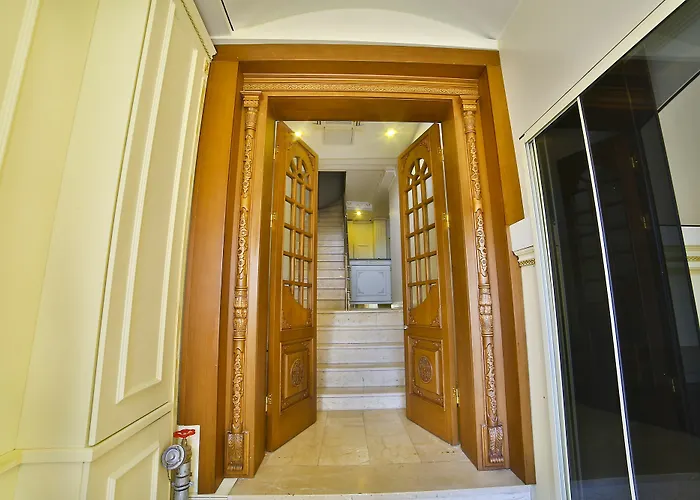 Nayla Palace 2*